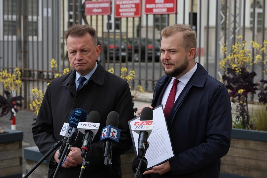 Przewodniczący PiS Mariusz Błaszczak oraz poseł Michał Moskal podczas konferencji prasowej przed stołecznym Ratuszem, 10 maja 2025 /Paweł Supernak /PAP