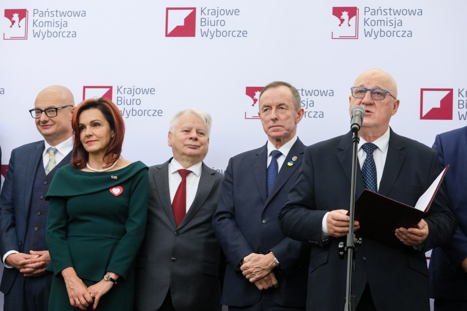 Przewodniczący PKW Sylwester Marciniak (P), marszałek Senatu Tomasz Grodzki (2P) i senatorowie Bogdan Borusewicz (C), Gabriela Morawska-Stanecka (2L) i Michał Kamiński (L) /Paweł Supernak /PAP