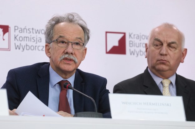 Przewodniczący PKW Wojciech Hermeliński (L) oraz sędzia Sądu Najwyższego Wiesław Kozielewicz (P) podczas konferencji prasowej w Państwowej Komisji Wyborczej /Paweł Supernak /PAP