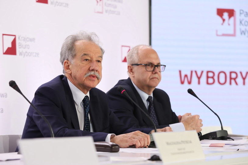 Przewodniczący PKW Wojciech Hermeliński oraz członek komisji, sędzia SN Wiesław Błuś /Leszek Szymański /PAP