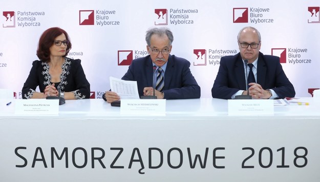 Przewodniczący PKW Wojciech Hermeliński oraz członkowie komisji - sędzia SN Wiesław Błuś i sekretarz PKW, szefowa Krajowego Biura Wyborczego Magdalena Pietrzak /Rafał Guz /PAP