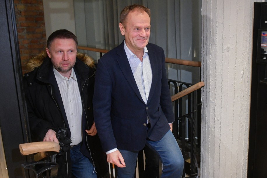 Przewodniczący Platformy Obywatelskiej Donald Tusk (P) i poseł KO Marcin Kierwiński (L) w drodze na posiedzenie klubu parlamentarnego Koalicji Obywatelskiej /Radek Pietruszka /PAP