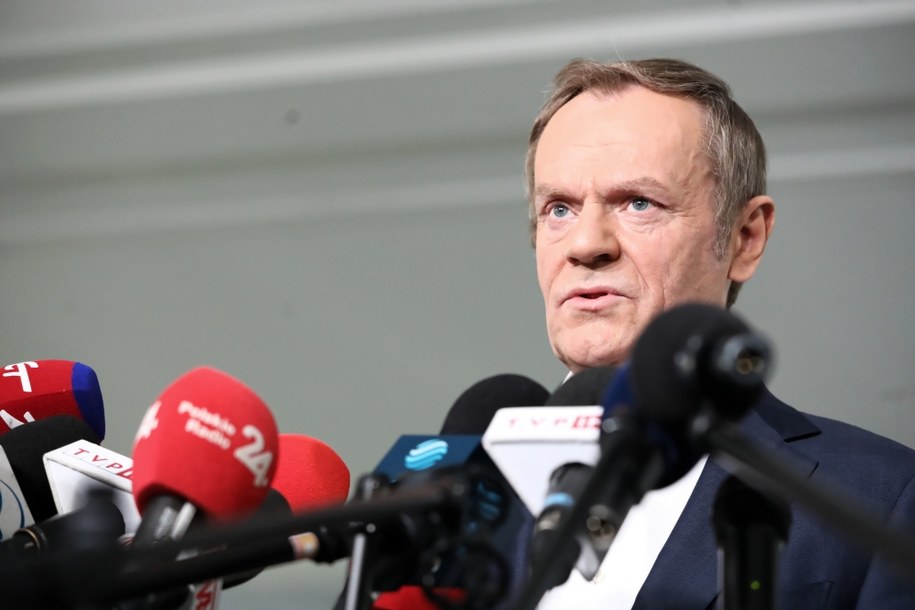 Przewodniczący Platformy Obywatelskiej Donald Tusk podczas konferencji prasowej /Tomasz Gzell /PAP