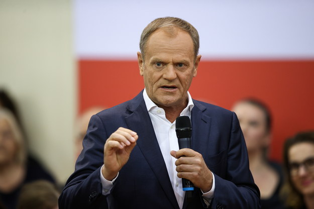 Przewodniczący Platformy Obywatelskiej Donald Tusk podczas kolejnej odsłony akcji „Tu jest przyszłość” w hali Wisły w Krakowie, /	Łukasz Gągulski /PAP