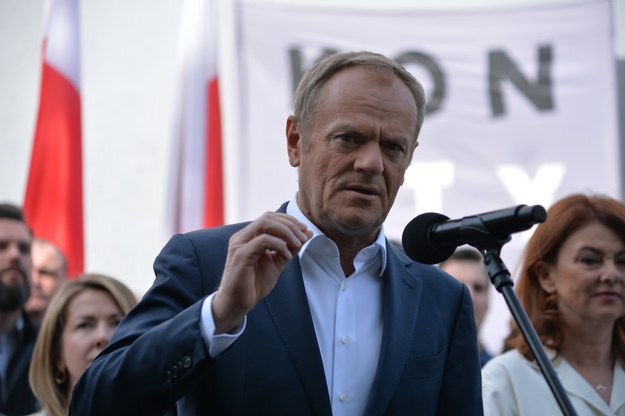 Przewodniczący Platformy Obywatelskiej Donald Tusk podczas prezentacji muralu „KONSTYTUCJA” / 	Marcin Obara  /PAP
