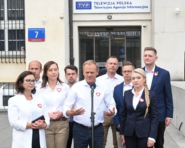 Przewodniczący Platformy Obywatelskiej Donald Tusk, posłowie KO: Kamila Gasiuk-Pihowicz, Hanna Gill-Piątek, Dariusz Joński i Marta Wcisło, poseł Lewicy Andrzej Rozenek oraz przewodniczący KP KO Borys Budka podczas oświadczenia dla mediów przed budynkiem TVP w Warszawie.