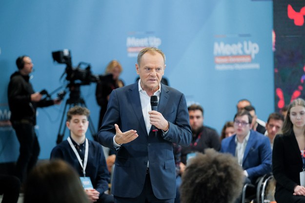 Przewodniczący Platformy Obywatelskiej Donald Tusk  przemawia na finałowej edycji wydarzenia z cyklu "Meet Up: Nowa Generacja Platformy Obywatelskiej”, /Mateusz Marek /PAP