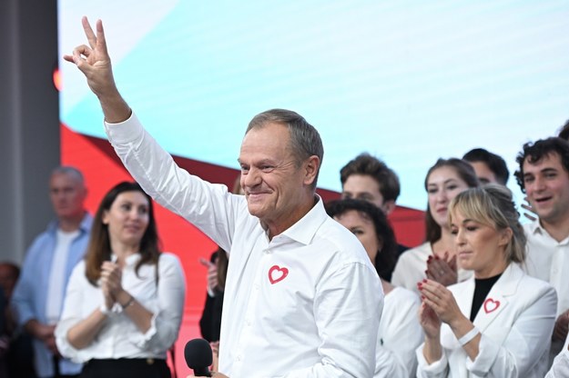 Przewodniczący Platformy Obywatelskiej Donald Tusk przemawia w sztabie wyborczym KO /Radek Pietruszka /PAP