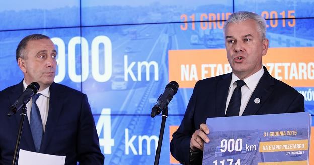Przewodniczący Platformy Obywatelskiej Grzegorz Schetyna (L) oraz poseł Cezary Grabarczyk (P) /PAP