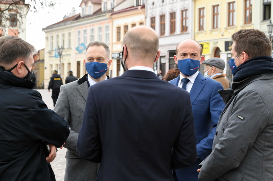 Przewodniczący PO Borys Budka i poseł KO Cezary Tomczyk  podczas wspólnej konferencji prasowej /Darek Delmanowicz /PAP