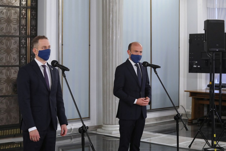 Przewodniczący PO Borys Budka (P) i przewodniczący KP KO Cezary Tomczyk (L) podczas konferencji prasowej w Sejmie /Albert Zawada /PAP