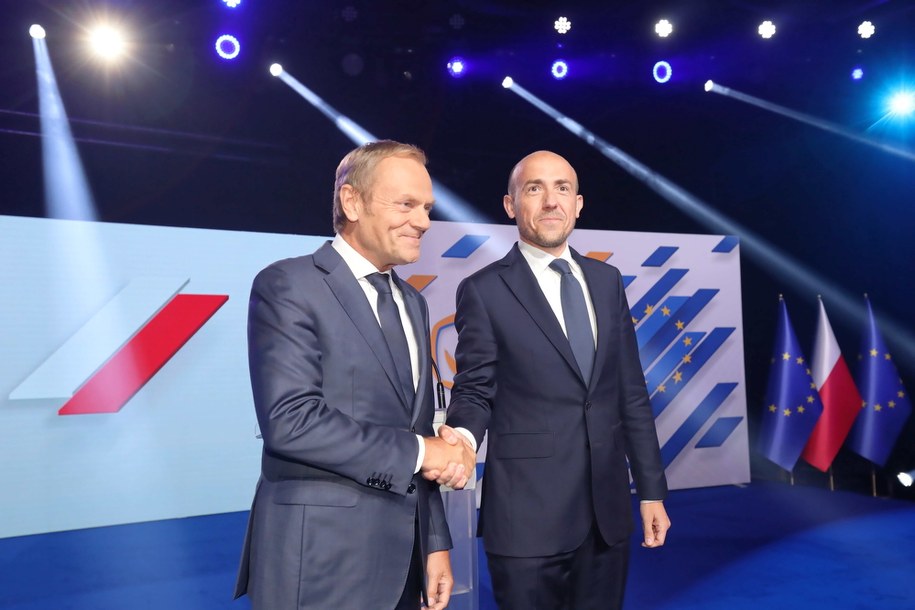 Przewodniczący PO Borys Budka (P) oraz przewodniczący Europejskiej Partii Ludowej, współzałożyciel PO Donald Tusk (L) /Wojciech Olkusnik  /PAP