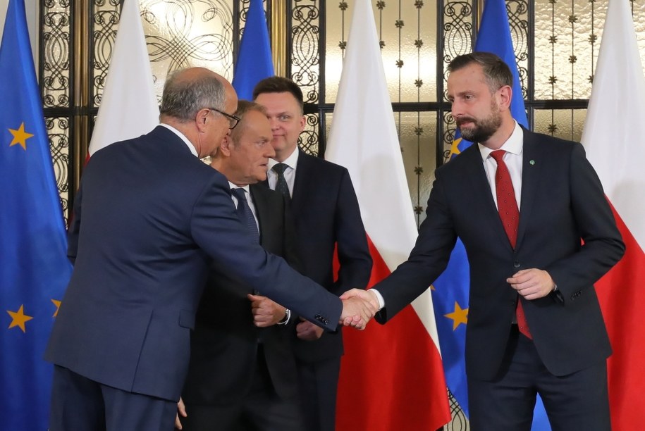 Przewodniczący PO Donald Tusk (2L), liderzy Trzeciej Drogi Szymon Hołownia (2P) i Władysław Kosiniak-Kamysz (P) oraz współprzewodniczący Nowej Lewicy Włodzimierz Czarzasty (L) /Paweł Supernak /PAP