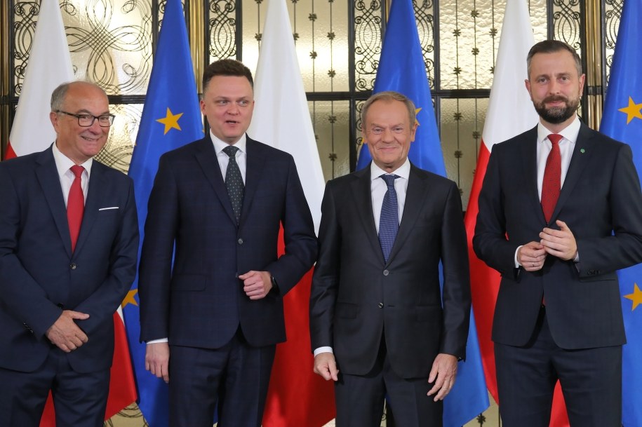 Przewodniczący PO Donald Tusk (2P), liderzy Trzeciej Drogi Szymon Hołownia (2L) i Władysław Kosiniak-Kamysz (P) oraz współprzewodniczący Nowej Lewicy Włodzimierz Czarzasty (L) /Paweł Supernak /PAP