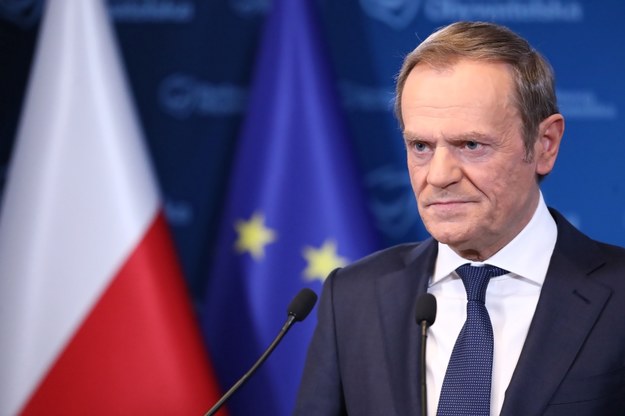 Przewodniczący PO Donald Tusk podczas konferencji prasowej /Tomasz Gzell /PAP