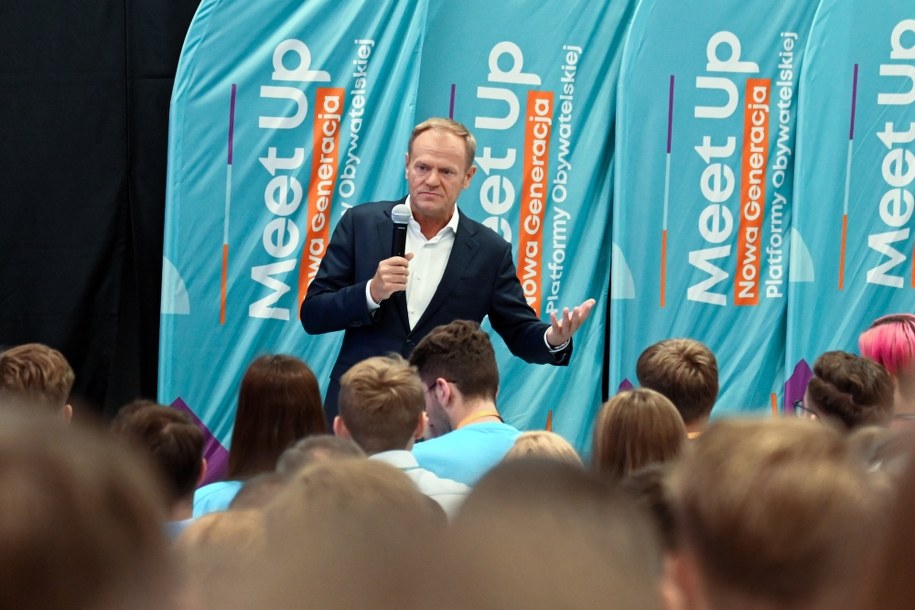 Przewodniczący PO Donald Tusk podczas spotkania w Auli Akademii Morskiej w Szczecinie. /	Marcin Bielecki   /PAP