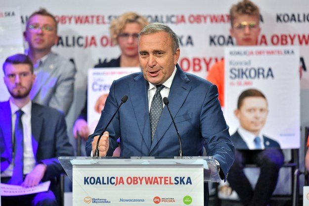 Przewodniczący PO Grzegorz Schetyna przemawia podczas regionalnej konwencji Koalicji Obywatelskiej w Jeleniej Górze /Jan Karwowski /PAP