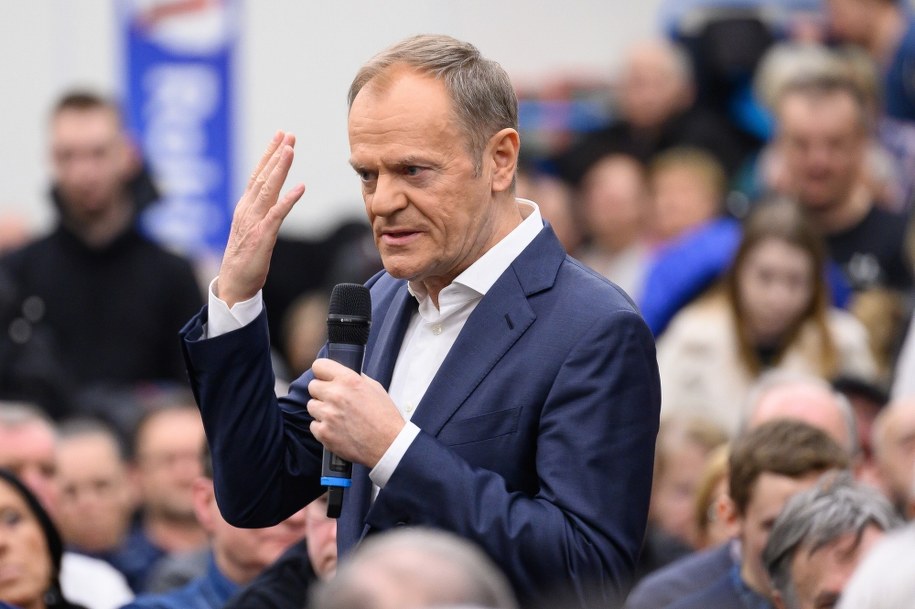Przewodniczący PO RP Donald Tusk podczas spotkania z mieszkańcami Rokietnicy /	Jakub Kaczmarczyk   /PAP