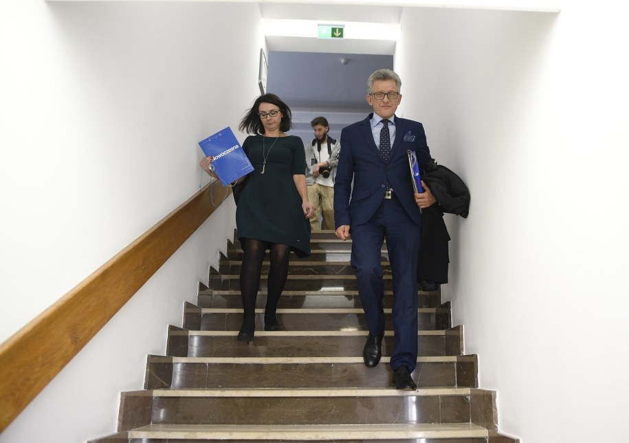 Przewodniczący, poseł PiS Stanisław Piotrowicz (P) i posłanka Nowoczesnej Kamila Gasiuk-Pihowicz (L) /Jacek Turczyk /PAP