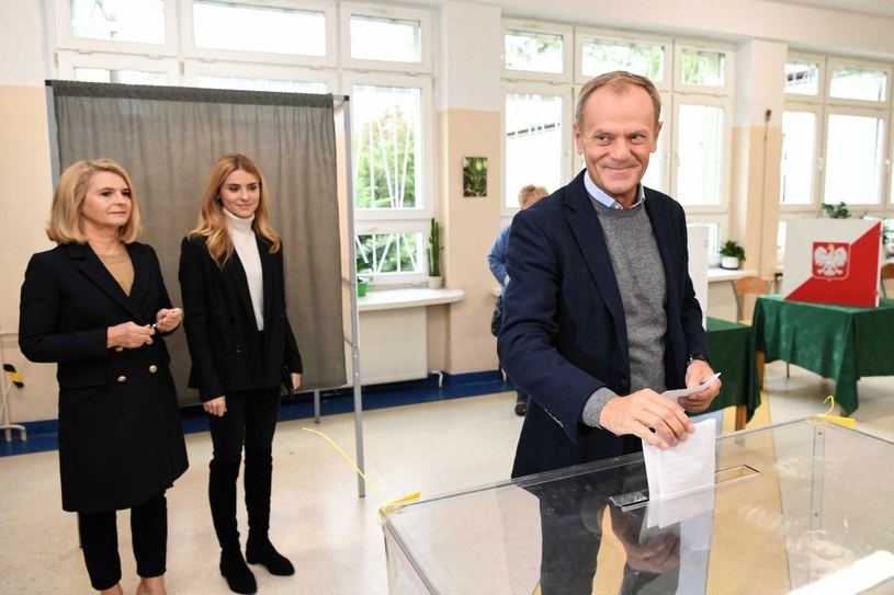 Przewodniczący Rady Europejskiej, były premier RP Donald Tusk z żoną Małgorzatą i córką Katarzyną podczas głosowania w wyborach do parlamentu w lokalu wyborczym w Sopocie /Adam Warżawa /PAP