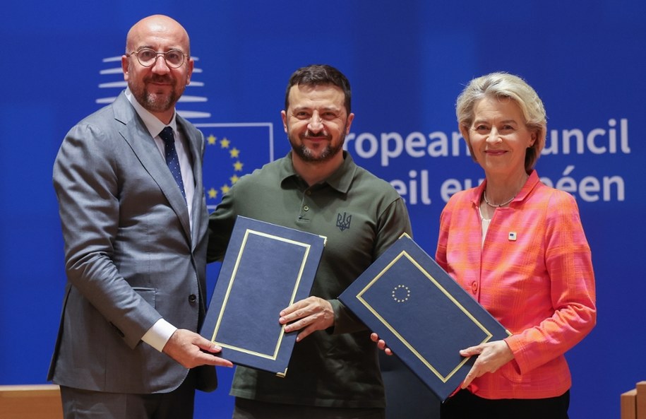 Przewodniczący Rady Europejskiej Charles Michel, prezydent Ukrainy Wołodymyr Zełenski i szefowa Komisji Europejskiej Ursula von der Leyen. /PAP/EPA/OLIVIER HOSLET / POOL /PAP