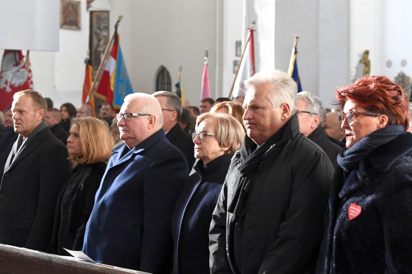 Przewodniczący Rady Europejskiej Donald Tusk z żoną Małgorzatą, były prezydent Lech Wałęsa z żoną Danutą oraz były prezydent Aleksander Kwaśniewski z żoną Jolantą podczas pogrzebu w Gdańsku /Adam Warżawa /PAP