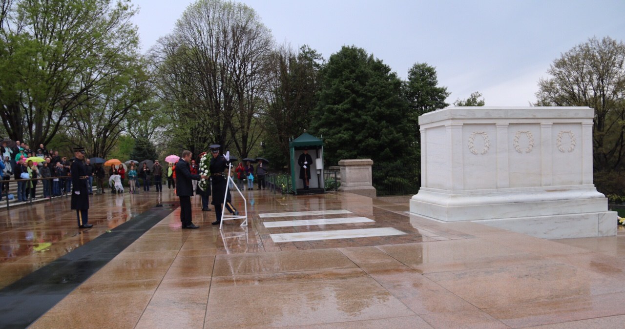 Przewodniczący Rady Europejskiej złożył wieniec na cmentarzu Arlington