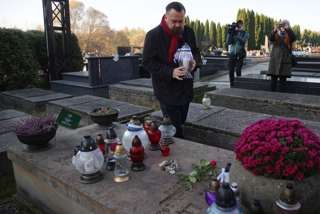 Przewodniczący Rady Miasta Krakowa Dominik Jaśkowiec podczas uroczystości złożenia kwiatów i zapalenia zniczy przy grobie Stanisława Lema na Cmentarzu Salwatorskim w Krakowie //Łukasz Gągulski /PAP