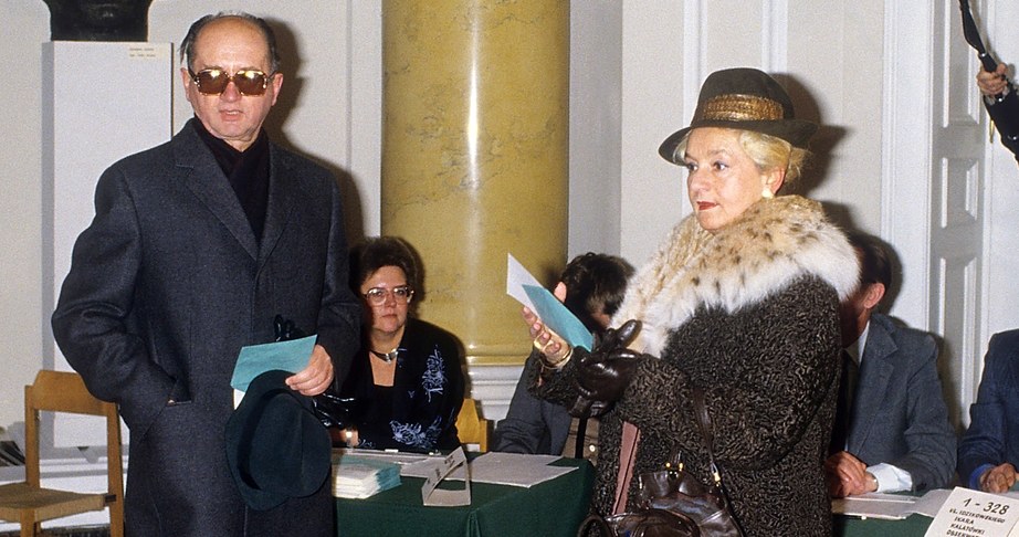 Przewodniczacy Rady Państwa gen. Wojciech Jaruzelski z żoną Barbarą oddają głos w referendum nt. reform gospodarczych i ekonomicznych. Warszawa, 29.11.1987 /Wojtek Laski /East News