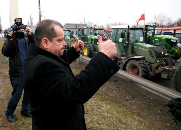 Przewodniczący rolniczego OPZZ Sławomir Izdebski na miejscu blokady /Tomasz Gzell /PAP