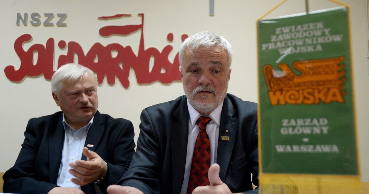 Przewodniczący sekcji krajowej pracowników cywilnych MON NSZZ "Solidarność" Mirosław Kamieński (L) i zastępca przewodniczącego NSZZ Pracowników Wojska Roman Richert (P) /PAP
