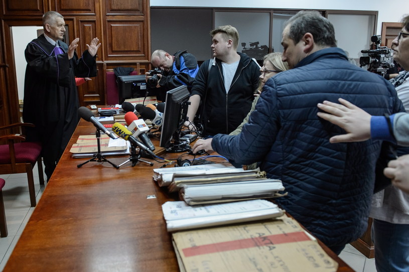 Przewodniczący składu sędziowskiego sędzia Andrzej Kaczmarek rozmawia z dziennikarzami przed rozprawą /Wojciech Pacewicz /PAP