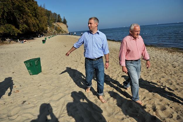 Przewodniczący SLD Grzegorz Napieralski (L) i Leszek Miller na plaży w Gdyni-Orłowie /PAP