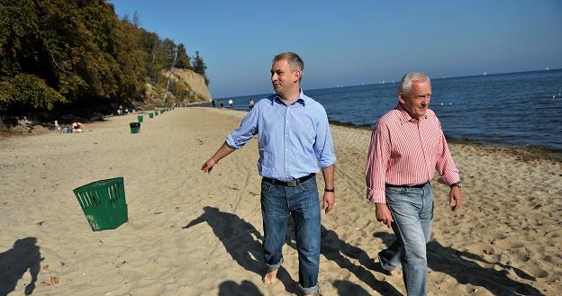 Przewodniczący SLD Grzegorz Napieralski (L) i Leszek Miller na plaży w Gdyni-Orłowie /PAP