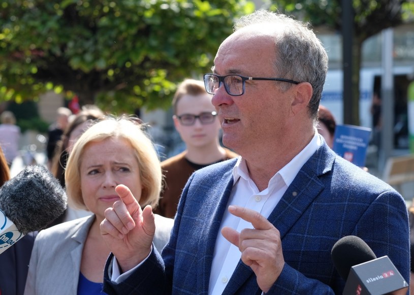 Przewodniczący SLD Włodzimierz Czarzasty oraz działaczka społeczna Wanda Nowicka podczas konferencji prasowej nt. prezentacji Kalendarza Przywrócenia Praworządności w Polsce oraz przestrzegania Konstytucji, Katowice, 11.09.2019. /Andrzej  Grygiel /PAP