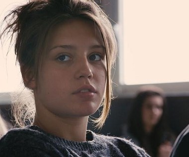 Przewodniczący tegorocznego jury, Steven Spielberg, wyróżnił nie tylko reżysera, ale i dwie młode aktorki - Adele Exarchopoulos i Lee Seydoux - występujące w głównych rolach. Spielberg, Ang Lee, Cristian Mungiu, Nicole Kidman oraz pozostali członkowie jury zwrócili uwagę na wielką emocjonalną siłę filmu, który w absolutnie uniwersalny i nowoczesny sposób ukazuje współczesną historię wielkiej miłości rozgrywającej się na przestrzeni wielu lat.
