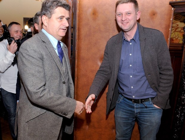 Przewodniczący Twojego Ruchu, kandydat na prezydenta Janusz Palikot i poseł TR Andrzej Rozenek podczas spotkania w Słupsku, 24 lutego 2015 /Jan Dzban /PAP