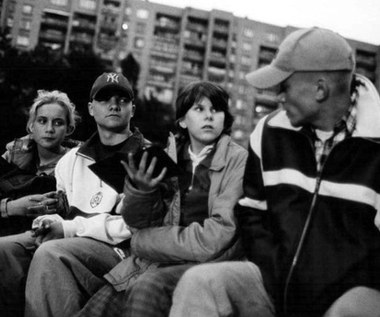 Przewodniczką Tereski zostaje koleżanka z klasy, Renata, energiczna, pewna siebie, bardziej doświadczona. To ona instruuje Tereskę, jak palić i pić, jak się całować. Ona też organizuje koleżance "pierwszy raz", choć spłoszona Tereska nie potrafi i nie chce skorzystać z "okazji". 