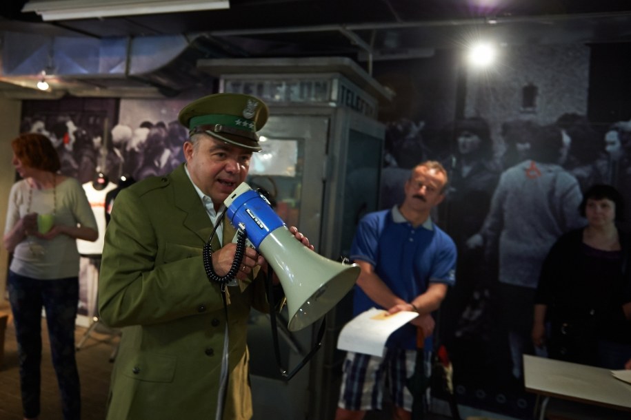 Przewodnik w wojskowym mundurze oprowadza zwiedzających po wystawie "Drogi do Wolności" w Gdańsku /Adam Warżawa /PAP