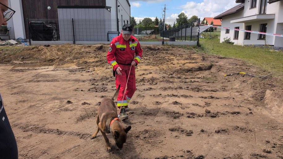 Przewodnik z psem w czasie akcji w Lutoryżu /Policja