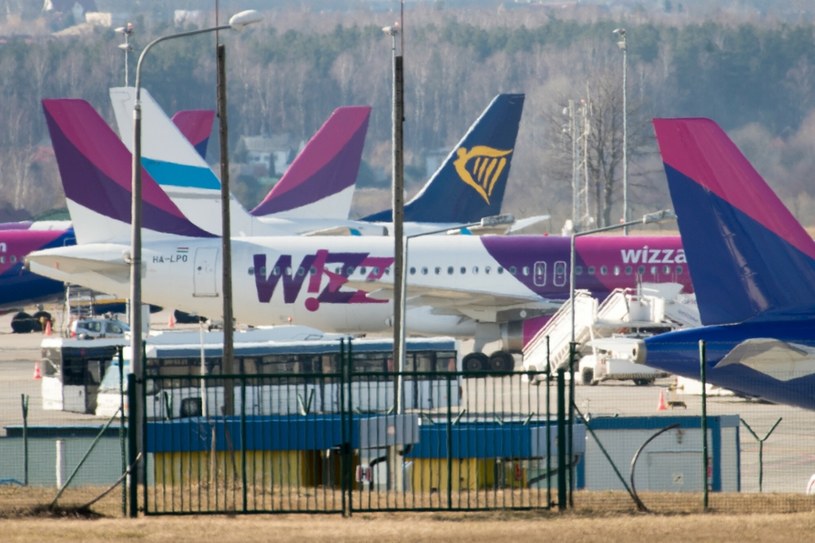 Przewóz papierosów w samolotach Ryanair i Wizzair - konkretne zasady linii. / WOJCIECH STROZYK/REPORTER  /East News