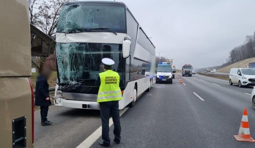 Przewożący 80 pasażerów autokar uderzył w naczepę, w której znajdowały się materiały wybuchowe. /Główny Inspektorat Transportu Drogowego /