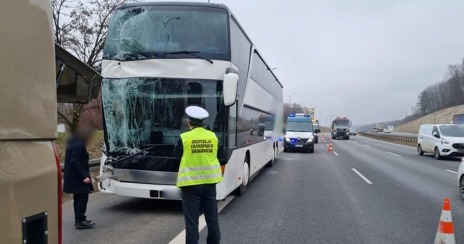 Przewożący 80 pasażerów autokar uderzył w naczepę, w której znajdowały się materiały wybuchowe. /Główny Inspektorat Transportu Drogowego /