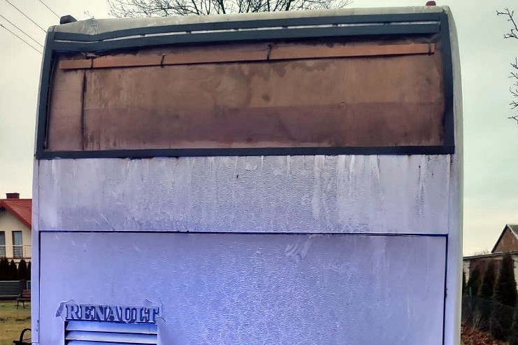 Przewożący dzieci do szkoły w Wiśniewie autokar miał zamontowany karton zamiast tylnej szyby /Polska Policja /Informacja prasowa