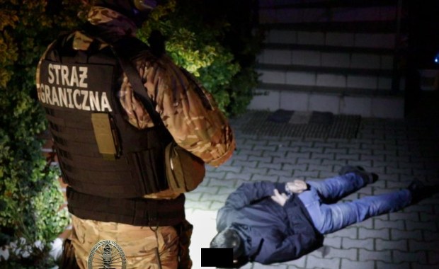 Przewożeni w skrytkach, z których nie mogli się wydostać. Rozbity gang przemytników ludzi
