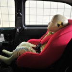 Przewożenie dzieci w fotelikach. Te błędy są niewybaczalne