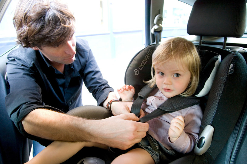 Przewożenie dzieci w foteliku samochodowym musi odbywać się zgodnie z przepisami. Co grozi za ich złamanie? /East News /East News