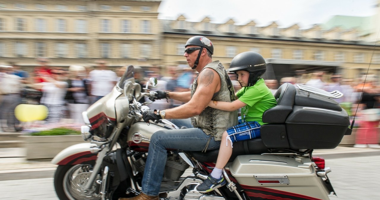 Przewożenie małych dzieci na motocyklach zawsze wiąże się z potencjalnym niebezpieczeństwem /fot. Bartosz Krupa /East News