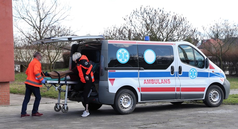 Przewożenie pacjentów do innych szpitali ze Szpitala Rejonowego im. dr. Józefa Rostka w Raciborzu / 	Andrzej Grygiel    /PAP