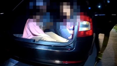 Przewoził migrantów, uciekł pieszo przed policją. Trwają poszukiwania